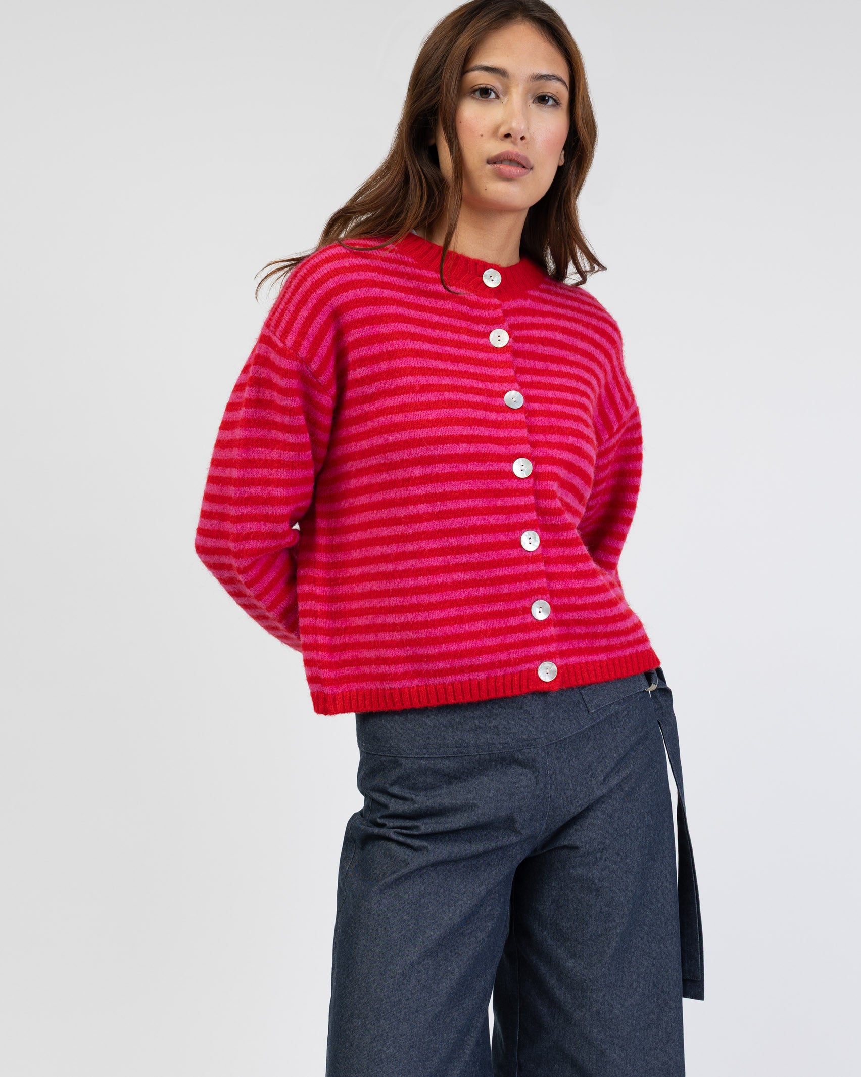 Strickjacke mit schmalen Streifen