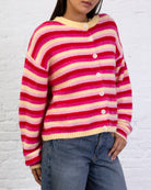 Gestreifte Strickjacke mit Rundhalsausschnitt
