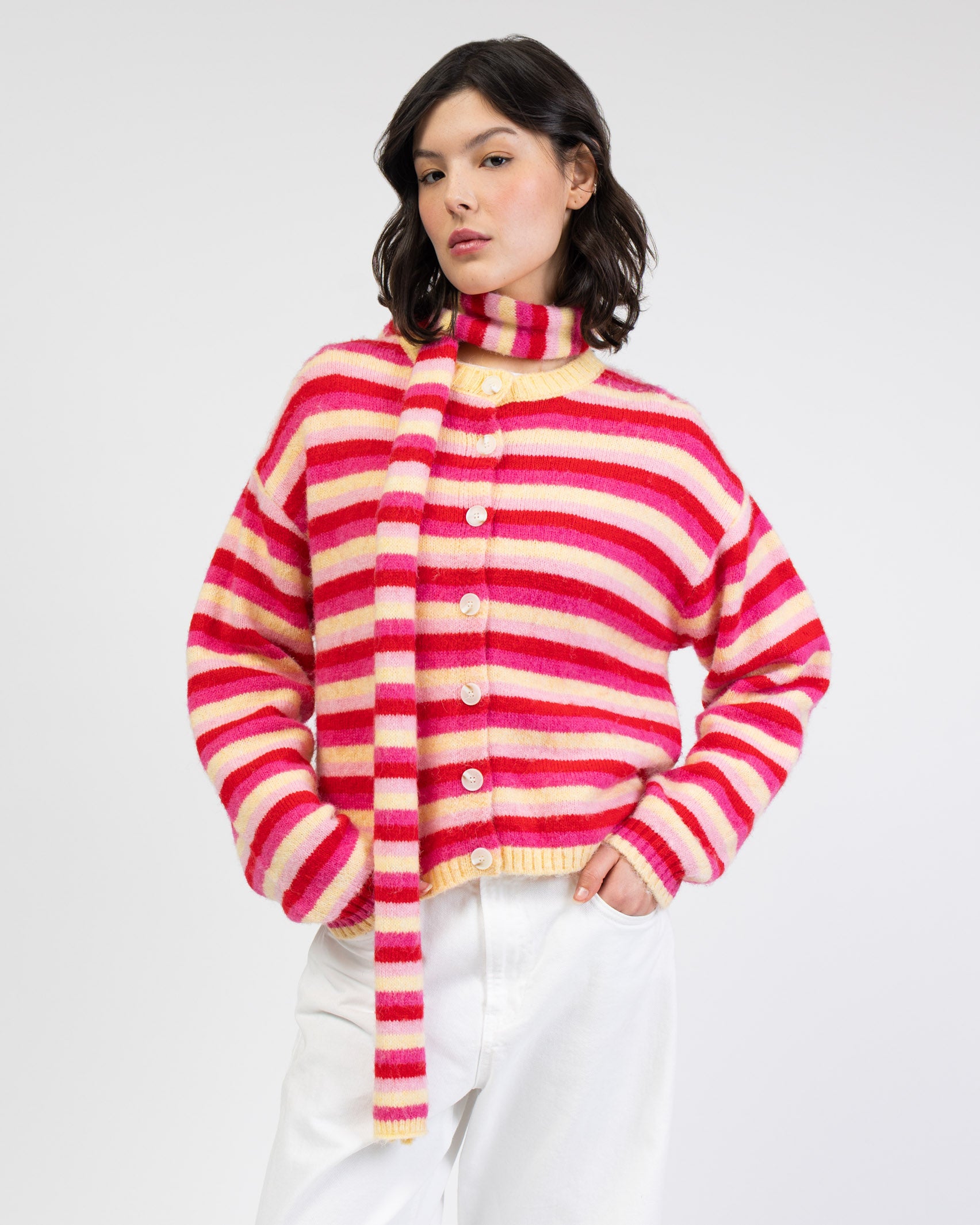 Gestreifte Strickjacke mit Rundhalsausschnitt