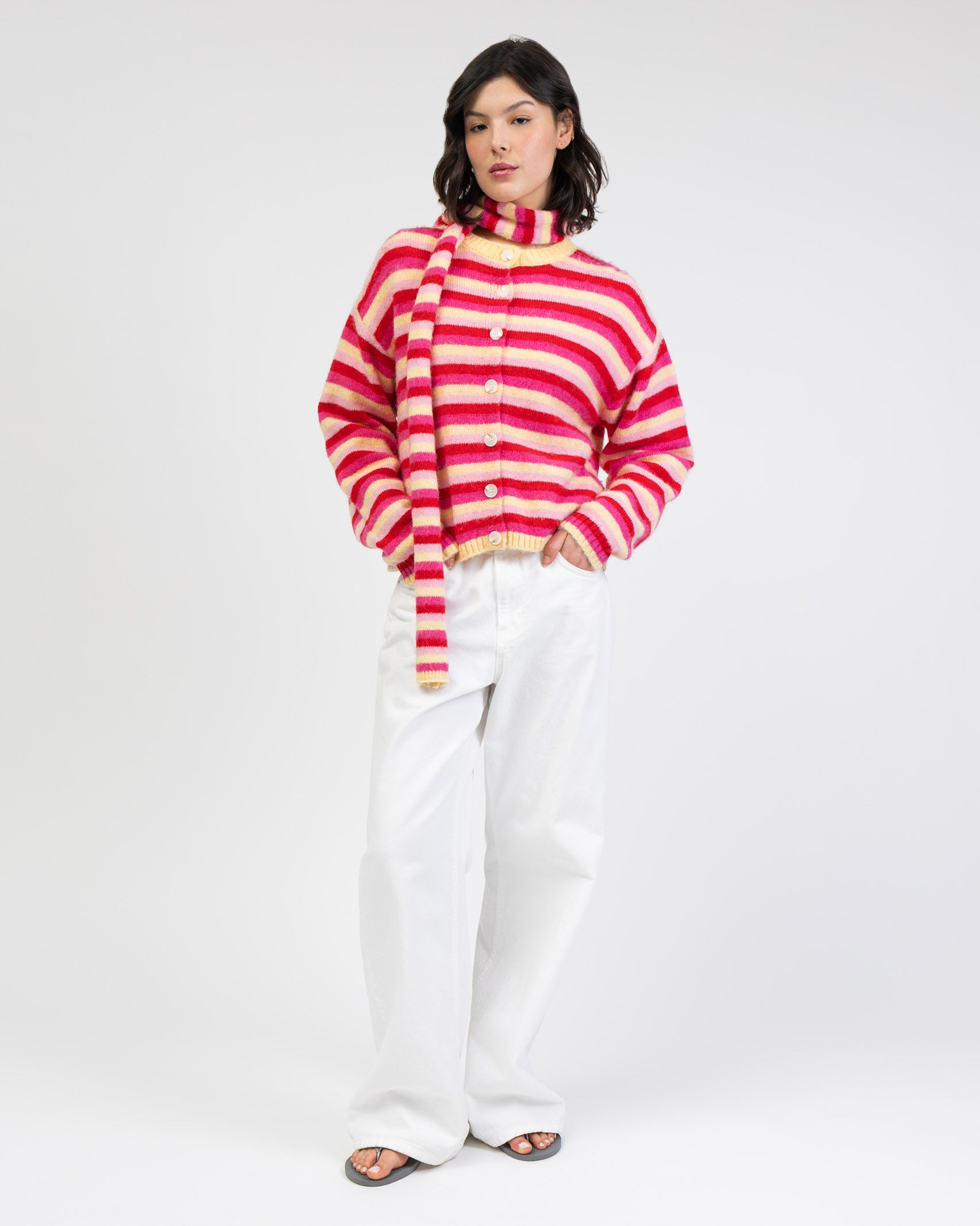 Gestreifte Strickjacke mit Rundhalsausschnitt