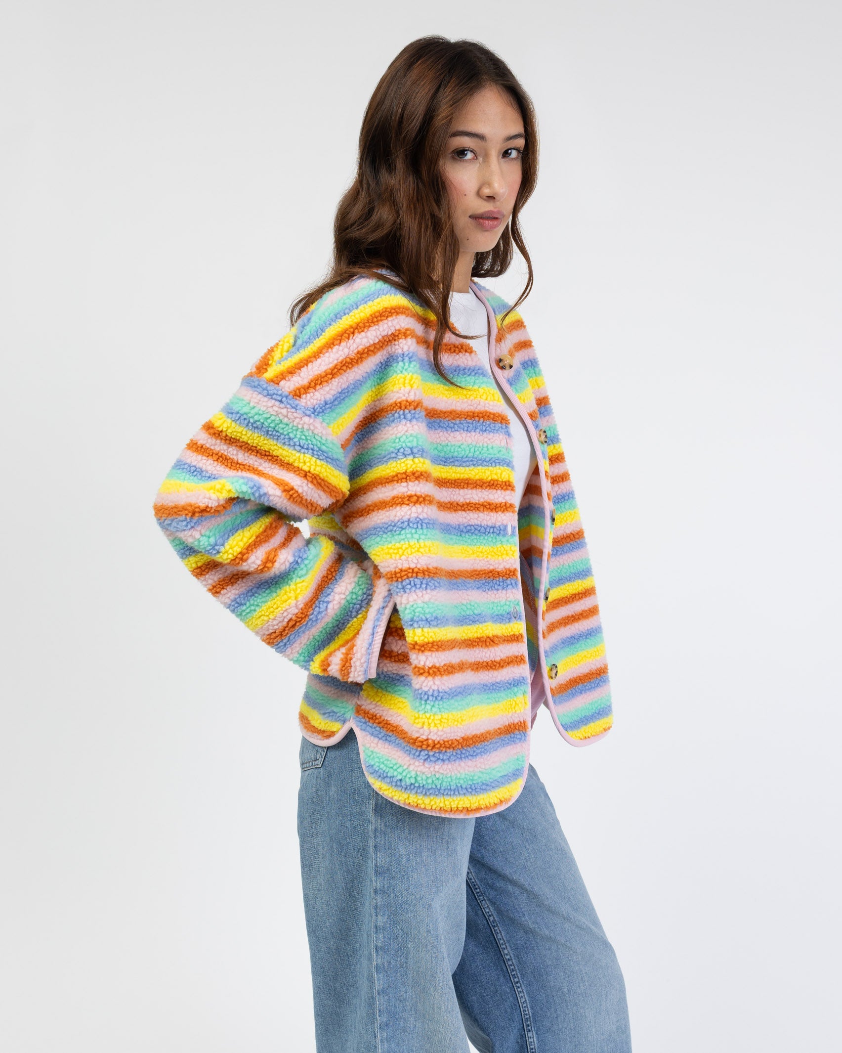 Teddyjacke in Regenbogenfarben