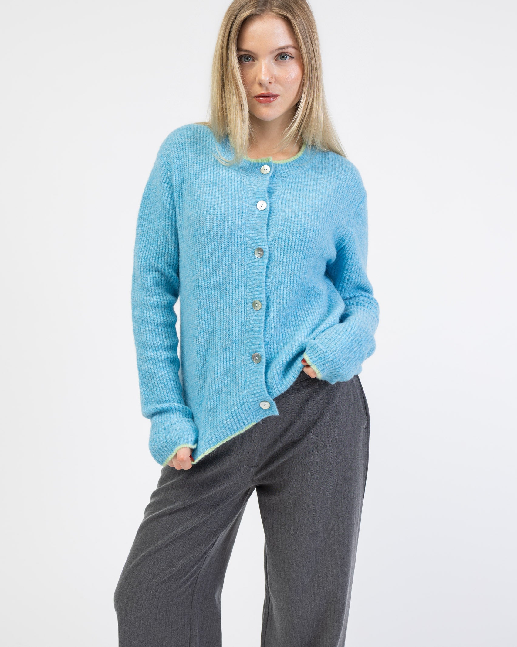 Strickjacke mit Kontrastnaht