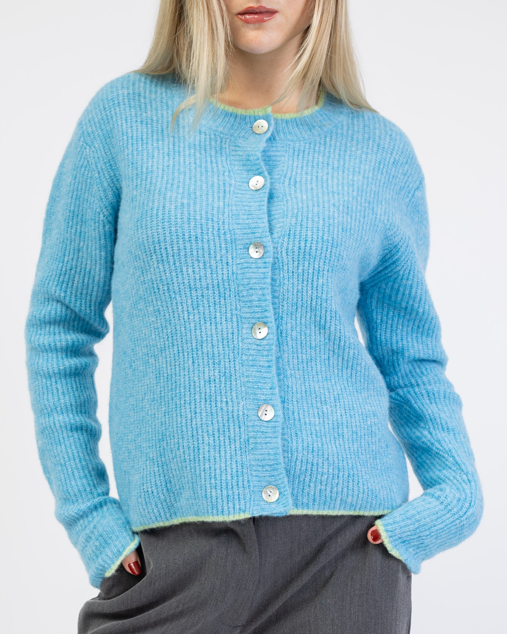 Strickjacke mit Kontrastnaht