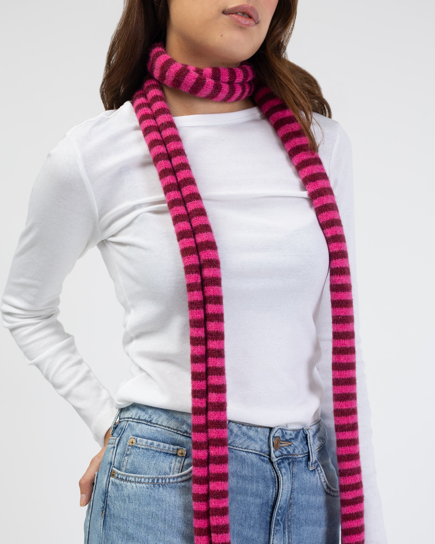 Schal mit schmalen Streifen