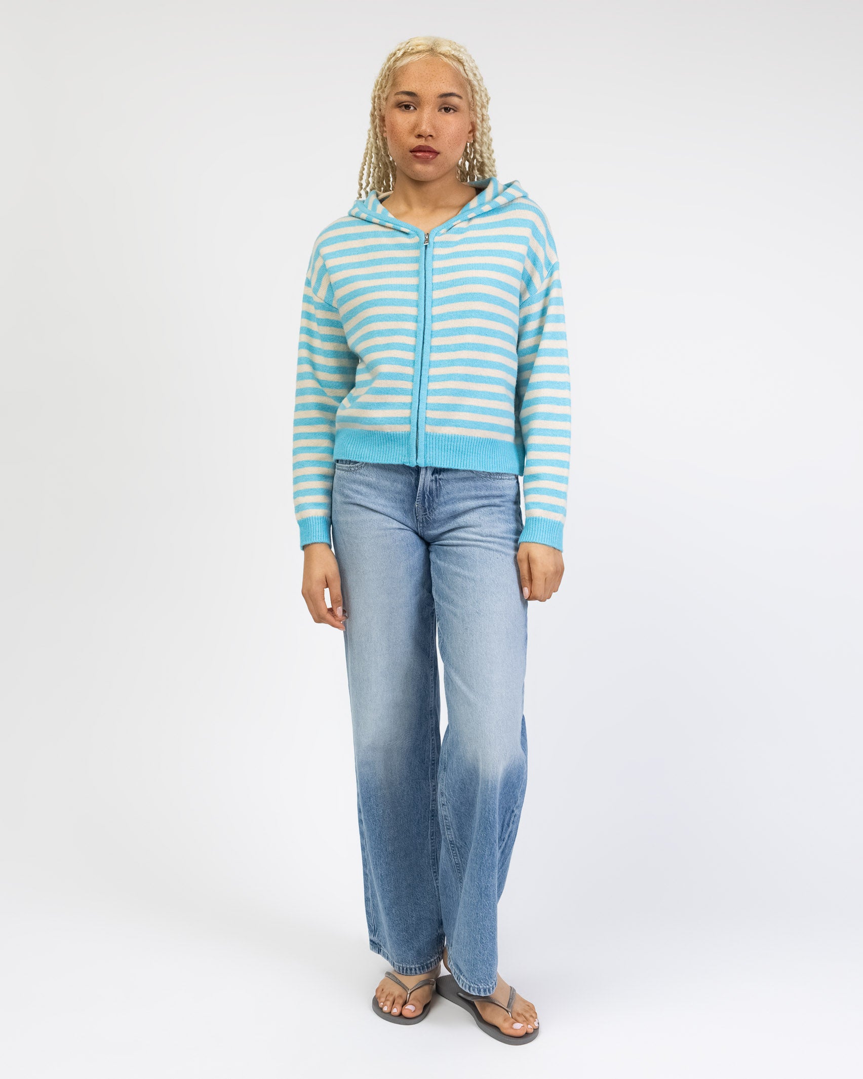 Gestreifte Strickjacke mit Kapuze