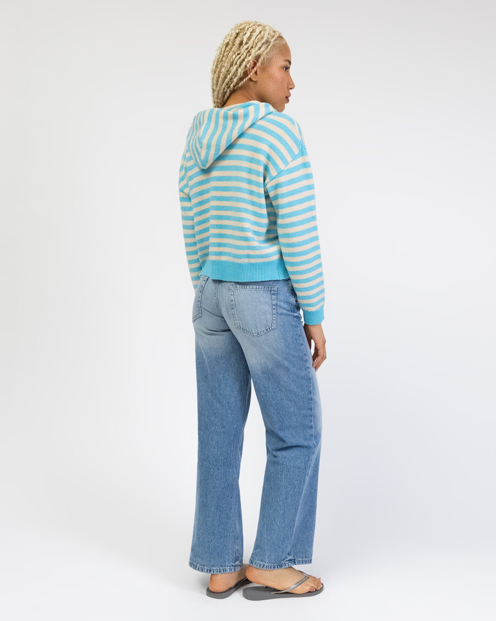 Gestreifte Strickjacke mit Kapuze