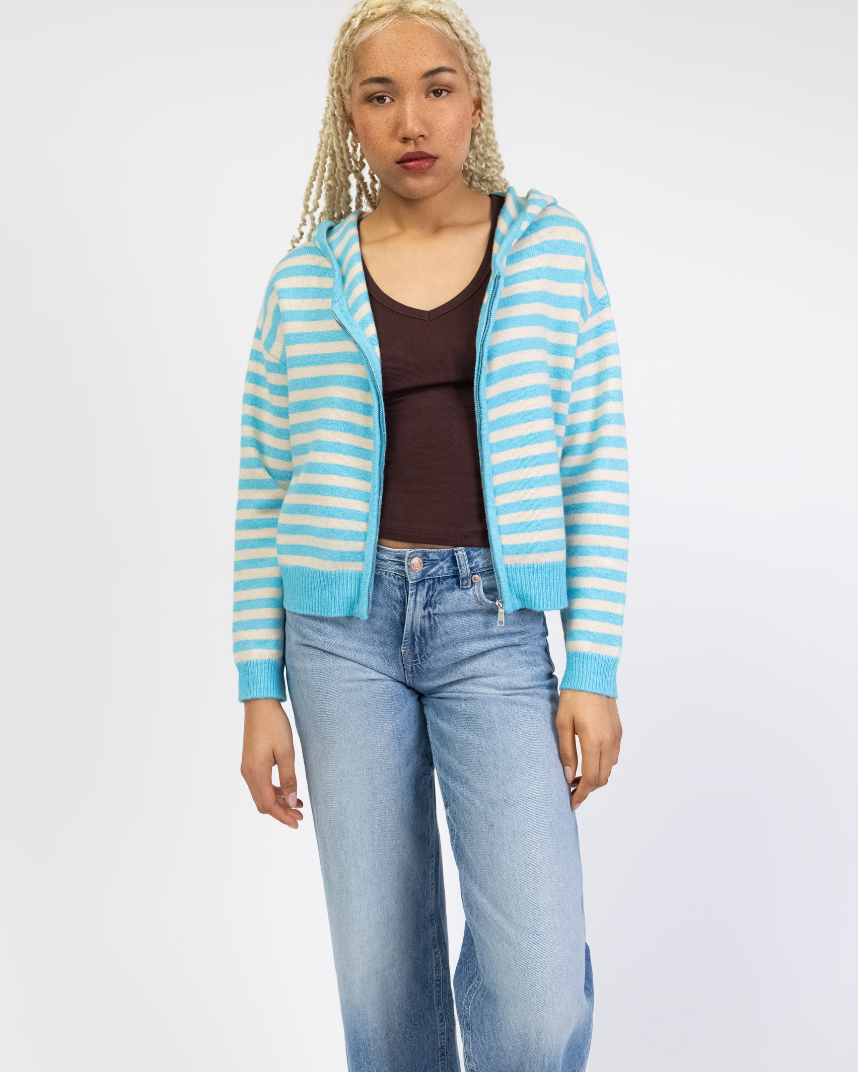 Gestreifte Strickjacke mit Kapuze