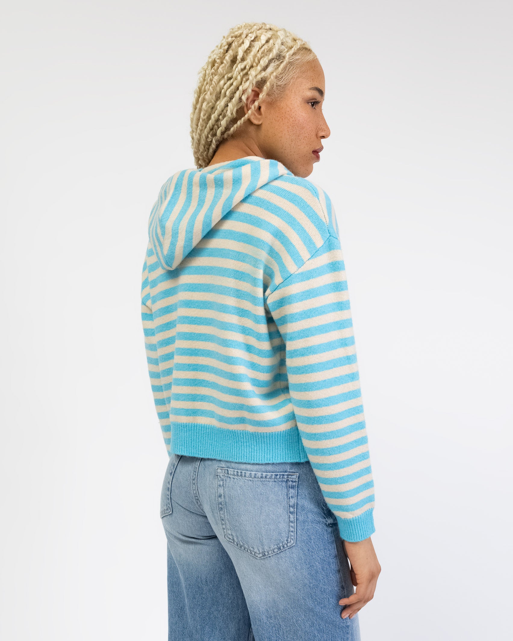 Gestreifte Strickjacke mit Kapuze