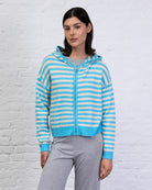 Gestreifte Strickjacke mit Kapuze