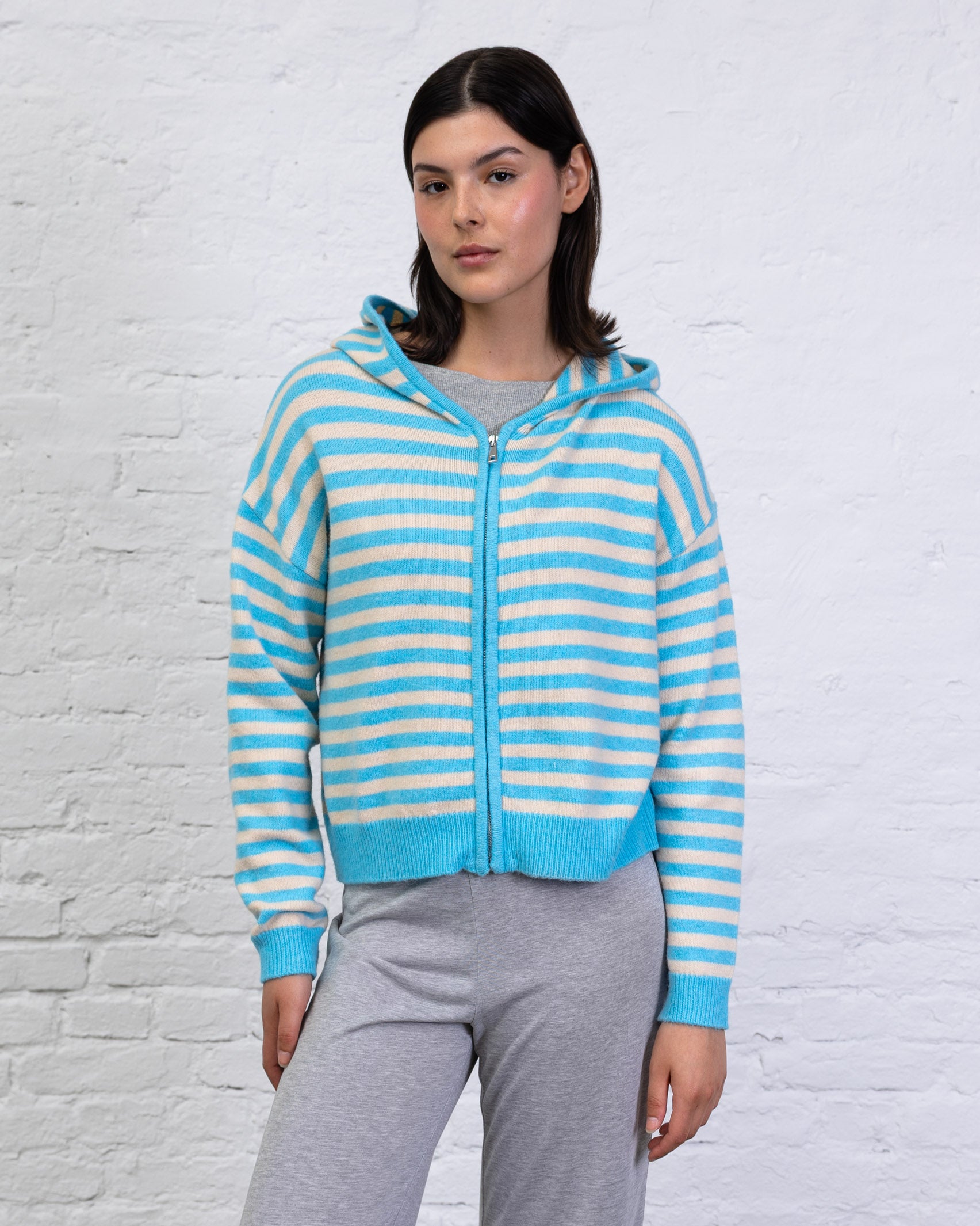 Gestreifte Strickjacke mit Kapuze