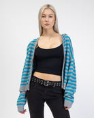 Gestreifte Strickjacke mit Kapuze