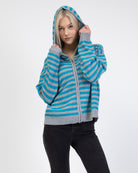 Gestreifte Strickjacke mit Kapuze