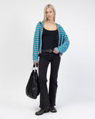 Gestreifte Strickjacke mit Kapuze