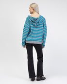 Gestreifte Strickjacke mit Kapuze