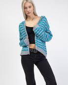 Gestreifte Strickjacke mit Kapuze