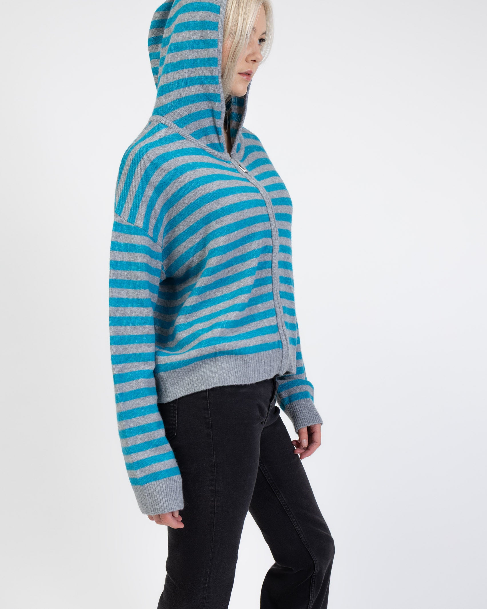 Gestreifte Strickjacke mit Kapuze