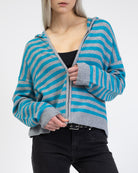 Gestreifte Strickjacke mit Kapuze