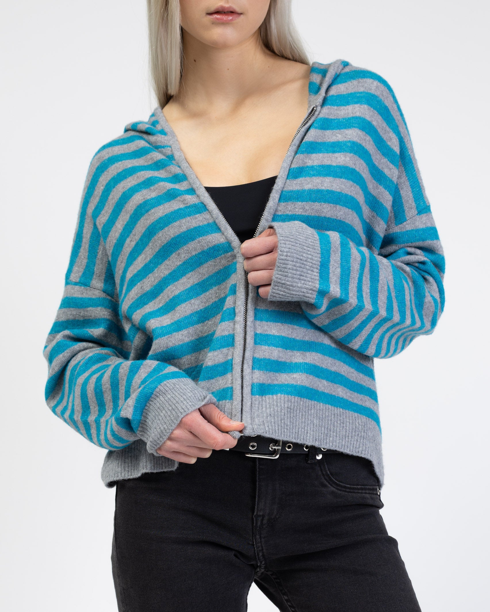 Gestreifte Strickjacke mit Kapuze