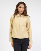 Jacke mit Ösen am Kragen