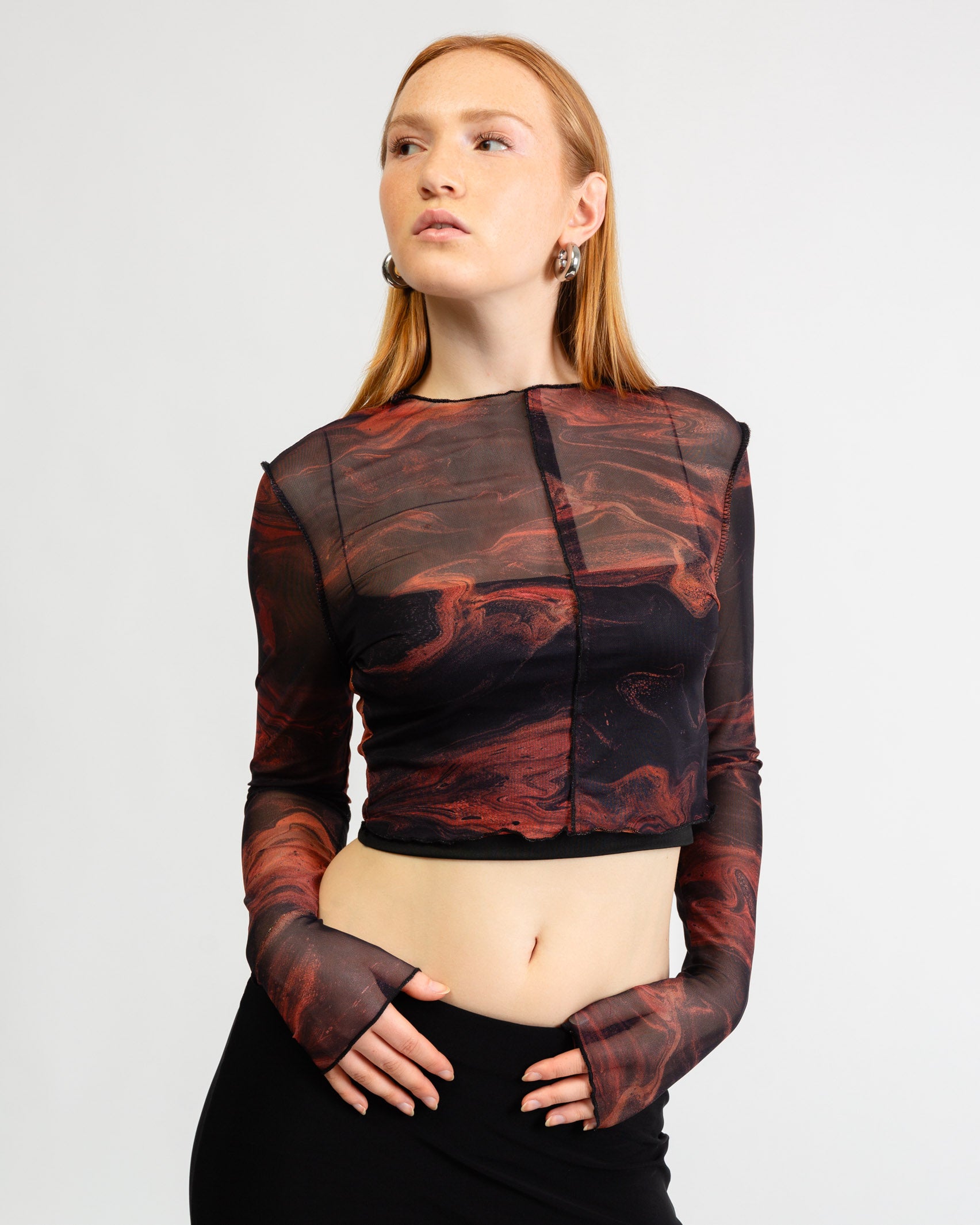 Crop Langarmshirt aus Mesh mit rotem Farbverlauf