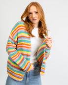 Strickjacke in Regenbogenfarben