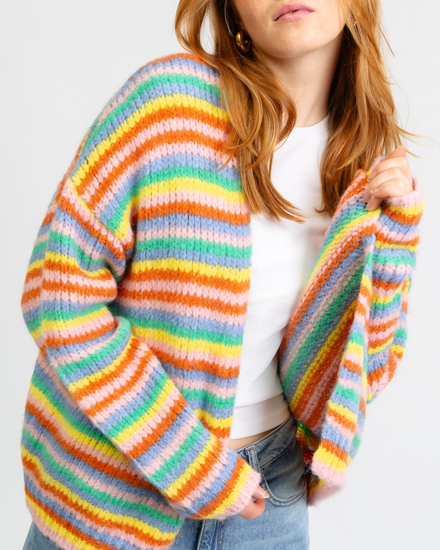 Strickjacke in Regenbogenfarben