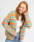 Strickjacke in Regenbogenfarben