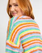 Strickjacke in Regenbogenfarben