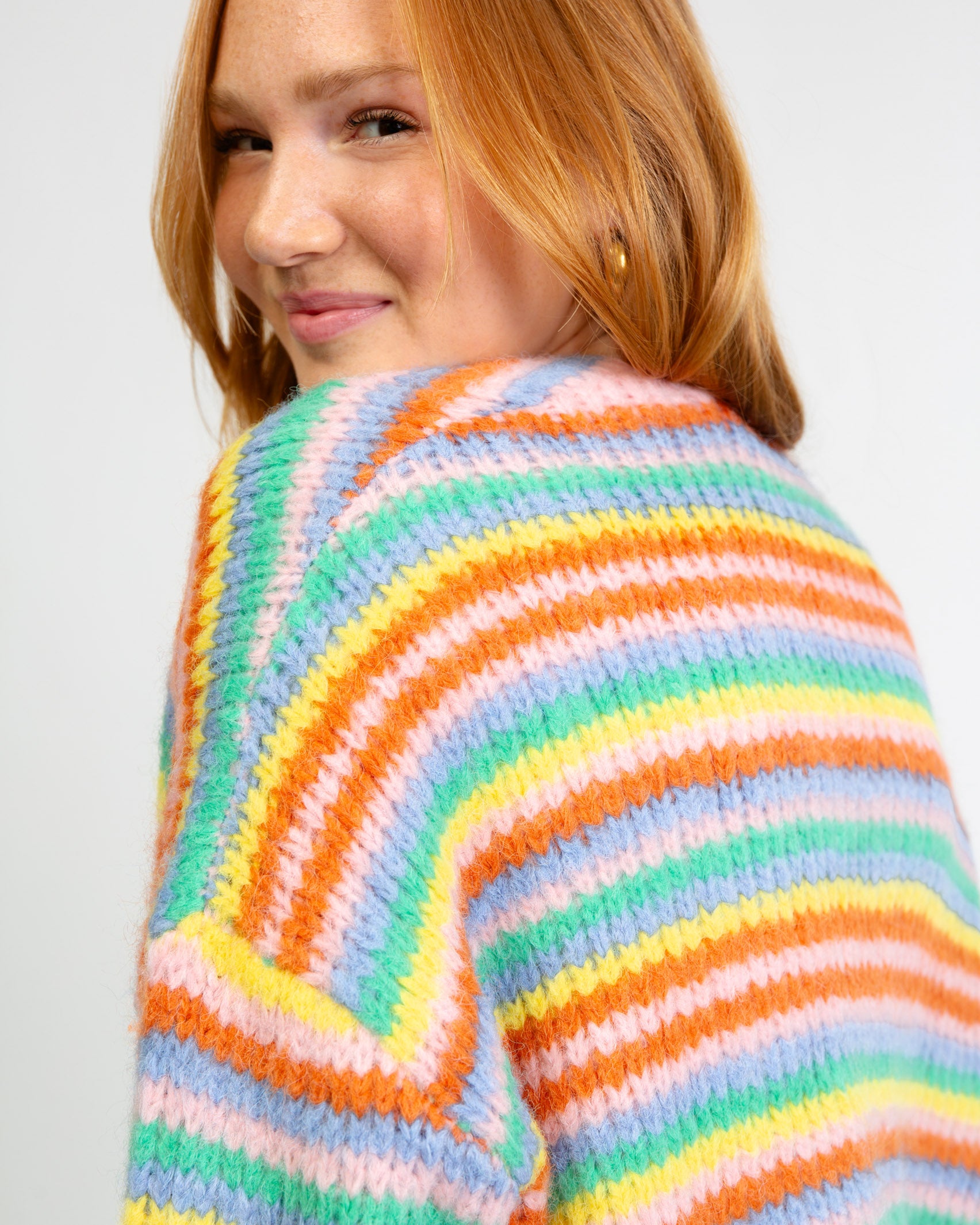 Strickjacke in Regenbogenfarben