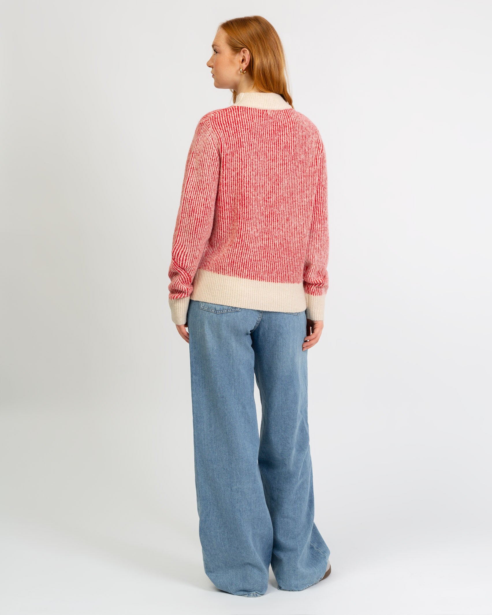 Gestreifter Pullover mit abgesetzten Farben