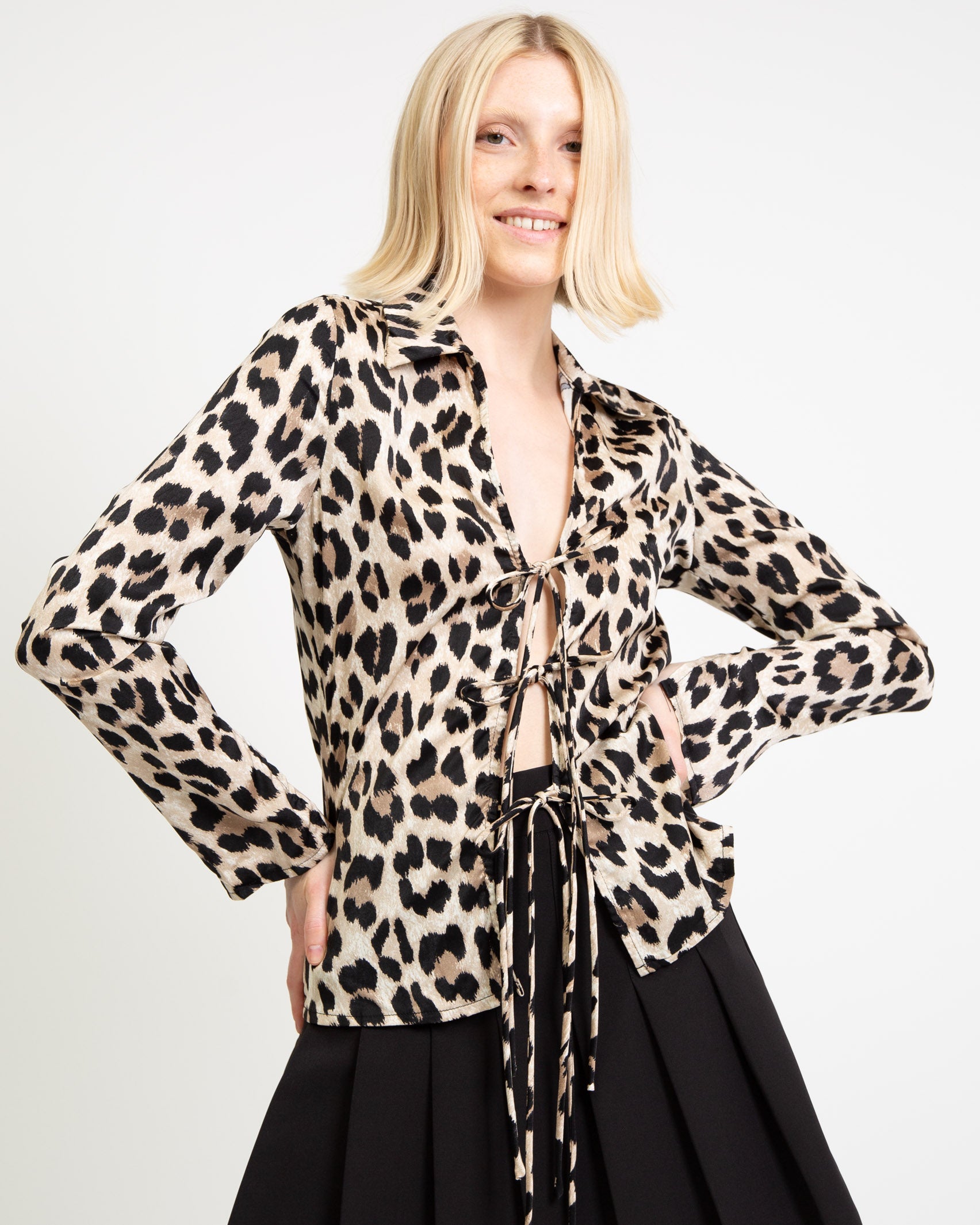 Elegante Bluse mit Schleifen in Leoprint-Broke+Schön