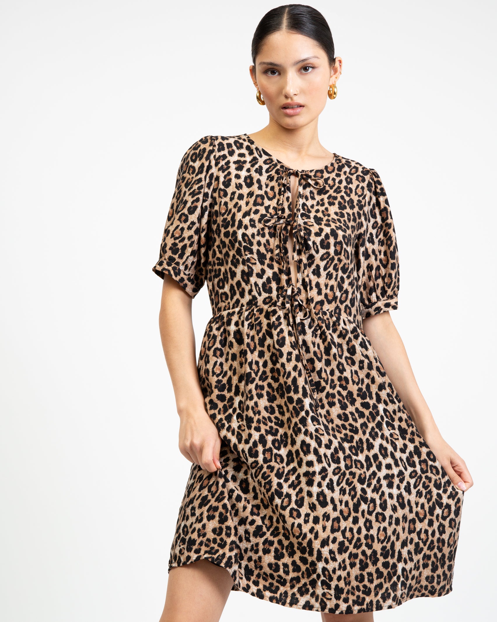 Kurzes Kleid mit Leoprint und Schleifendetails