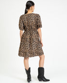 Kurzes Kleid mit Leoprint und Schleifendetails