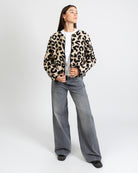 Kuschelige Teddyjacke mit Leoprint