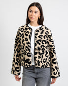 Kuschelige Teddyjacke mit Leoprint