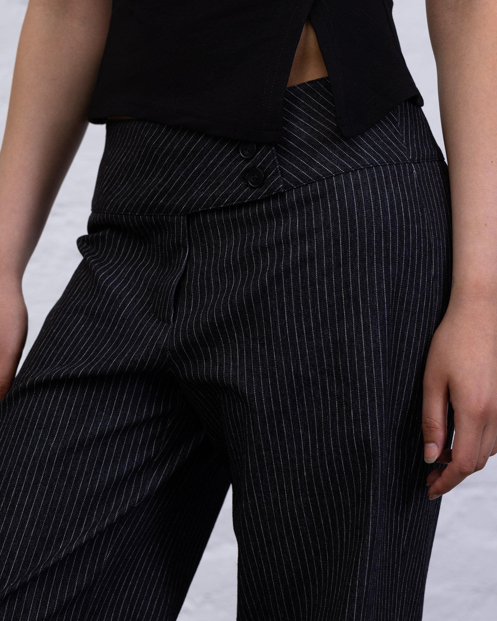 Nadelstreifen Hose mit breitem Bund