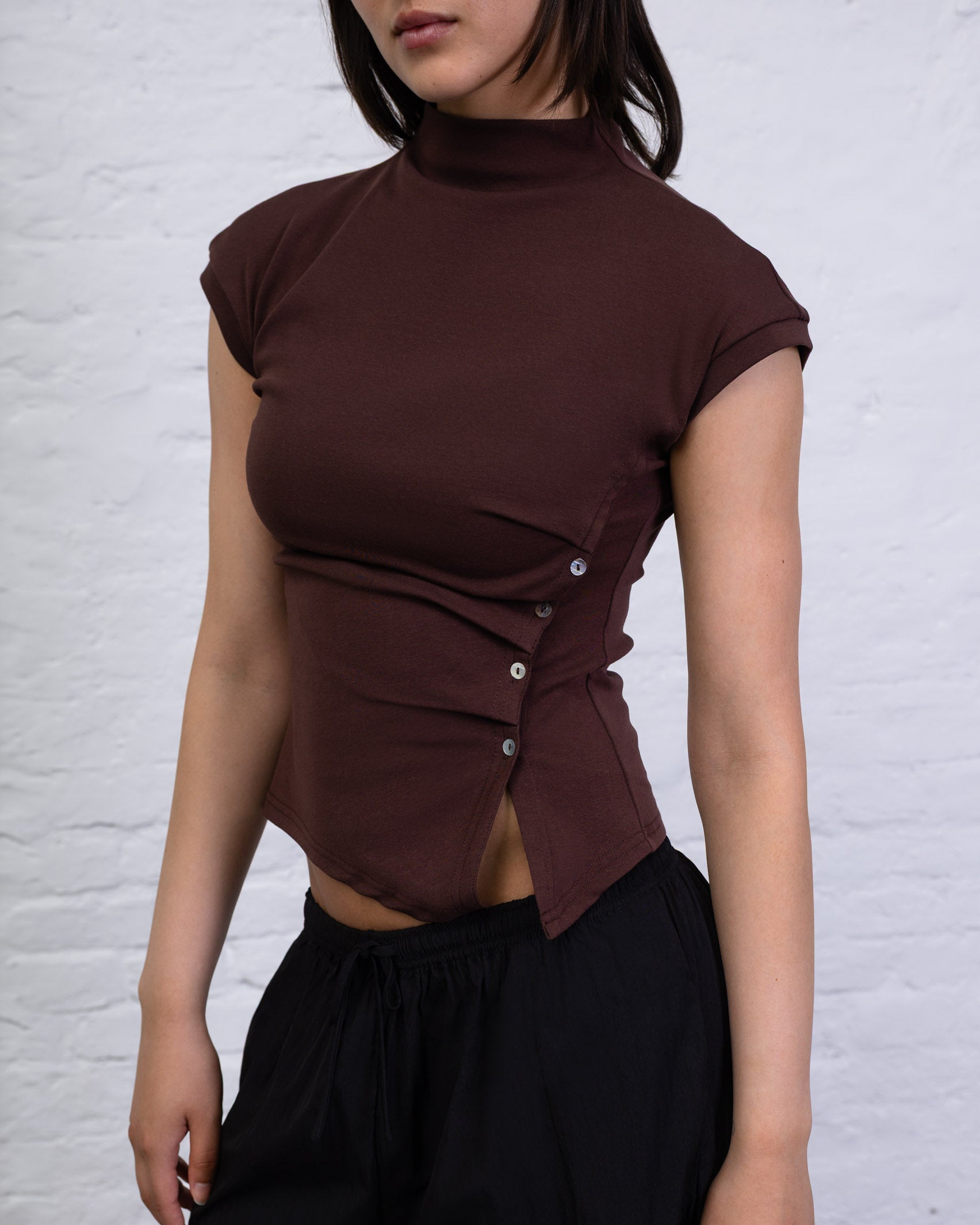 Asymmetrisches Shirt mit Knöpfen