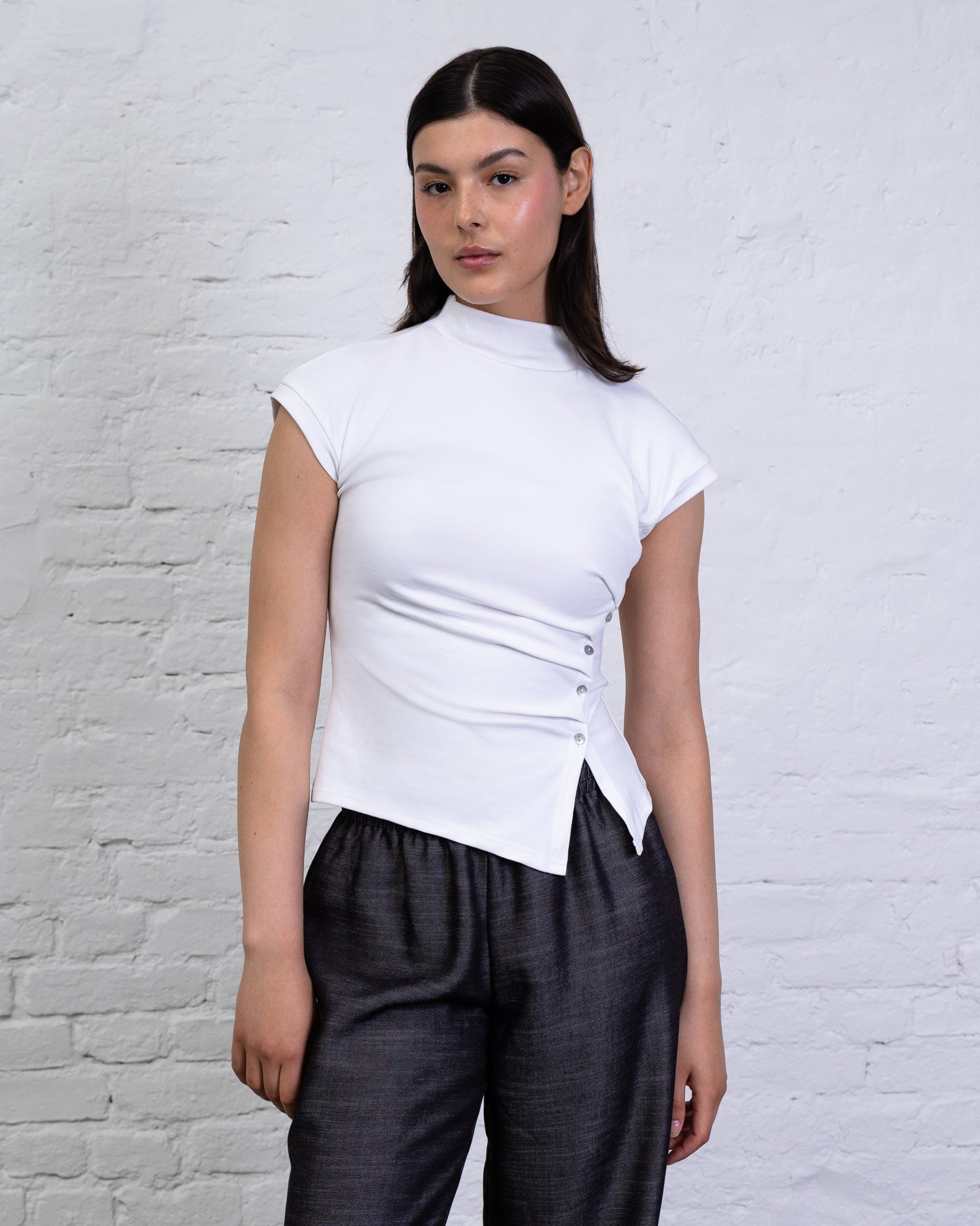 Asymmetrisches Shirt mit Knöpfen