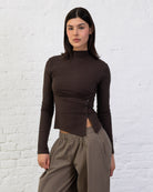 Asymmetrisches Langarmshirt mit Knöpfen