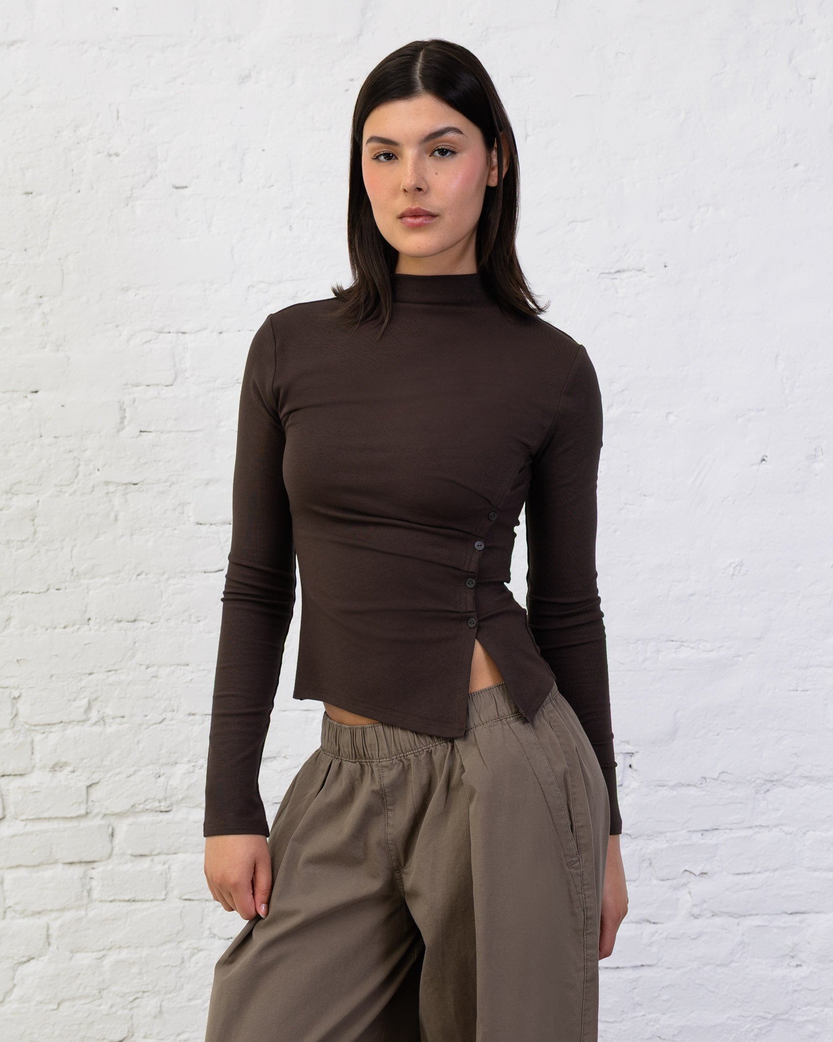 Asymmetrisches Langarmshirt mit Knöpfen