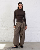 Asymmetrisches Langarmshirt mit Knöpfen