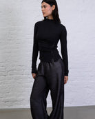 Asymmetrisches Langarmshirt mit Knöpfen