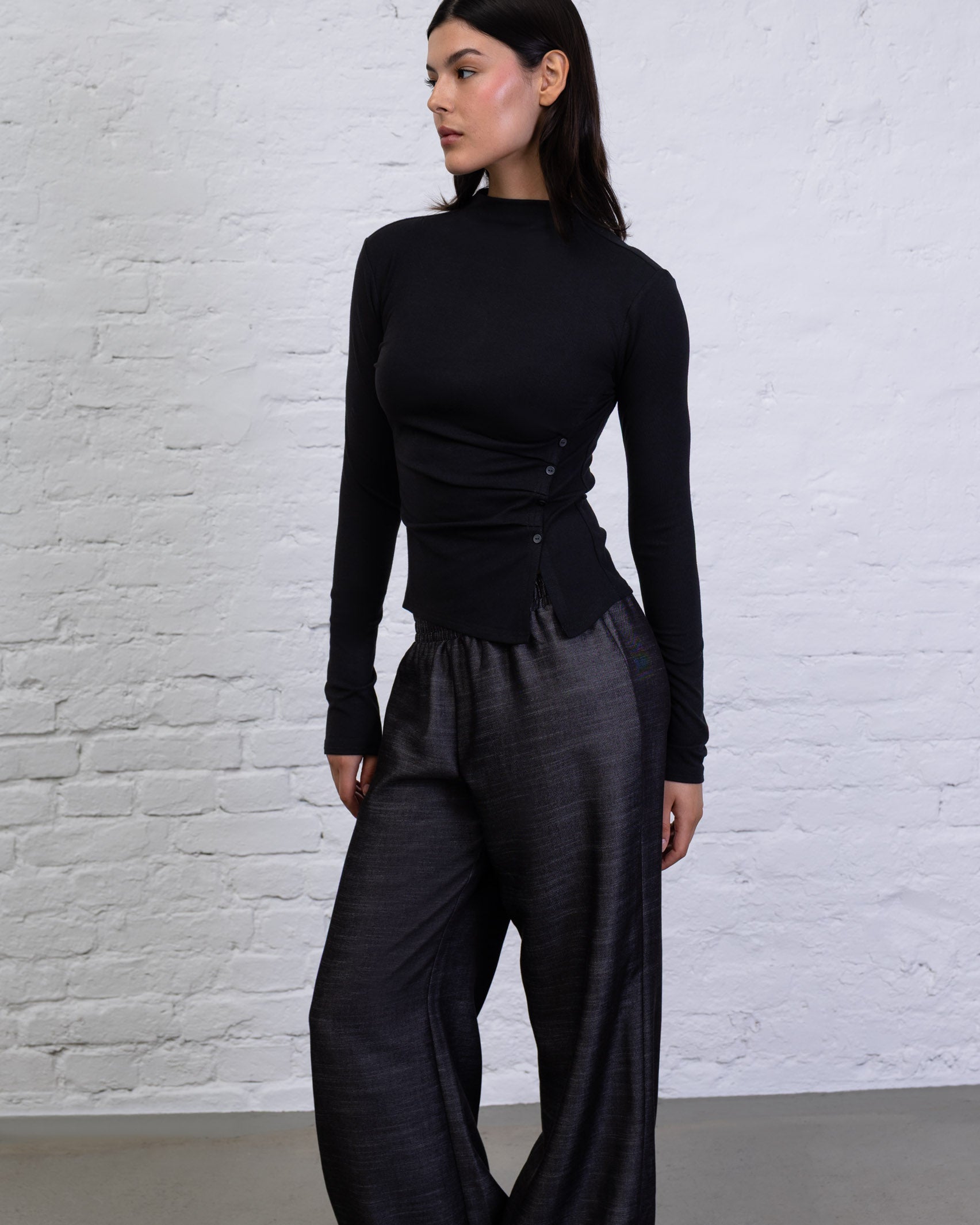 Asymmetrisches Langarmshirt mit Knöpfen