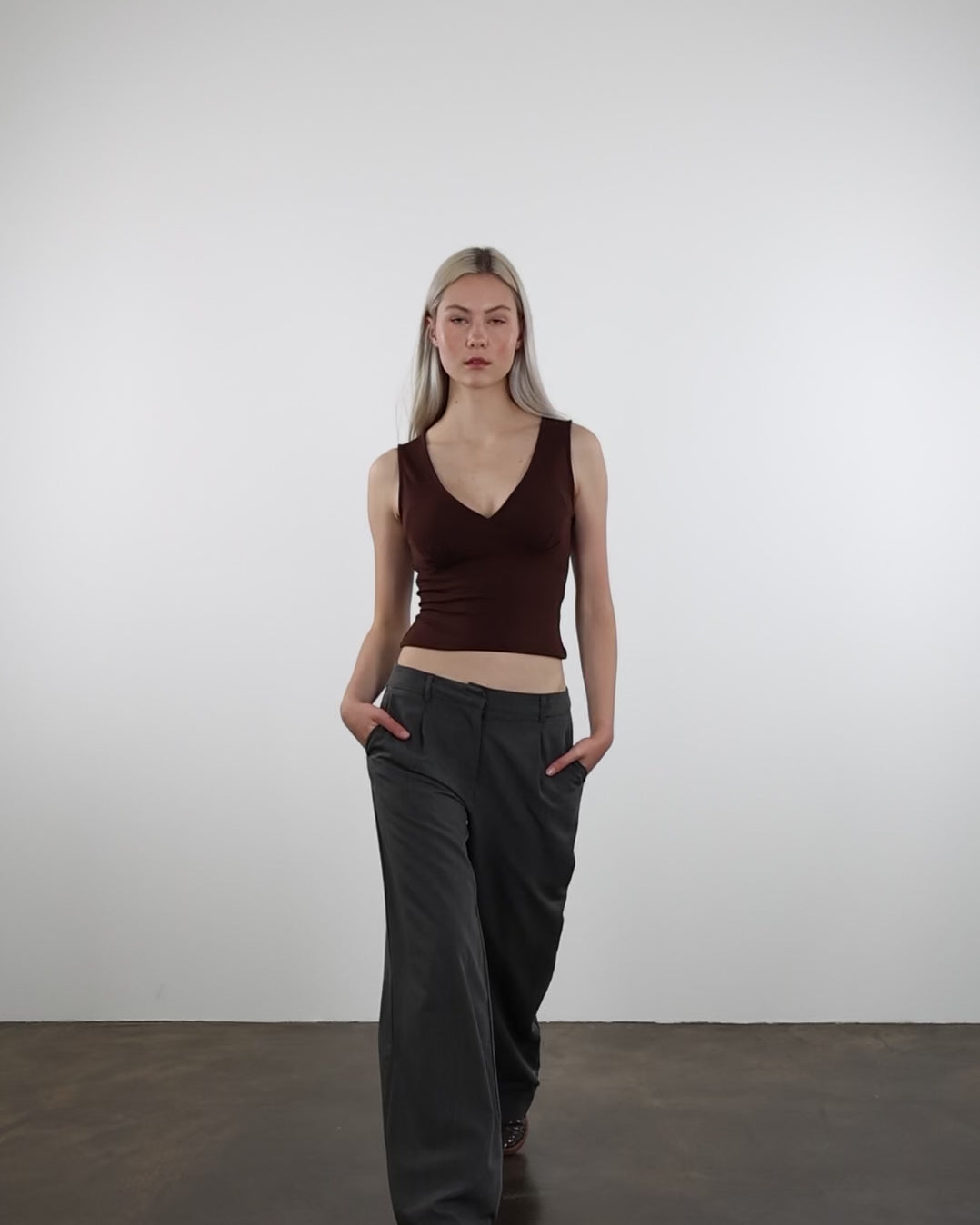 Basic Top mit V-Ausschnitt in Bewegung