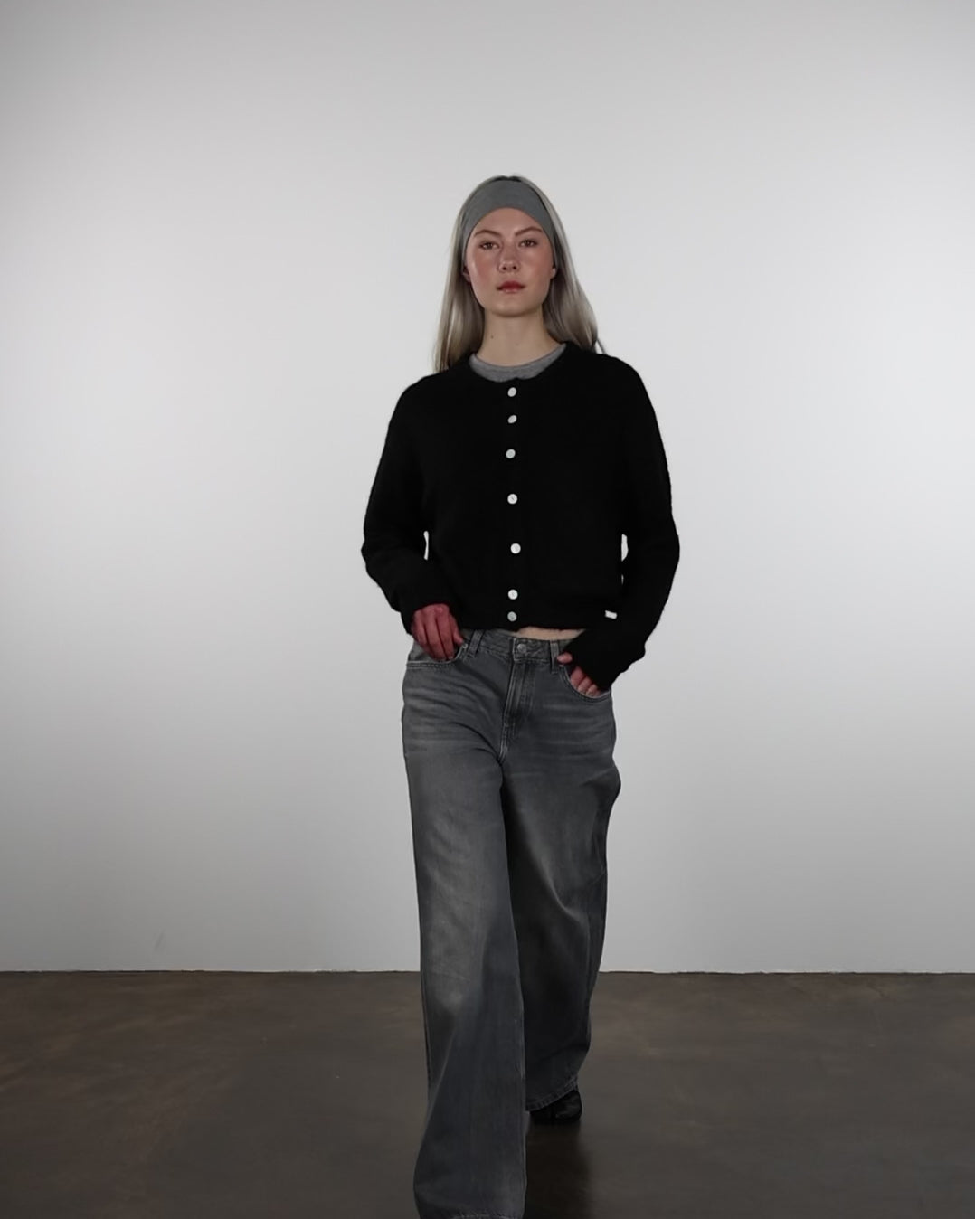 Weiche lockere Strickjacke im Laufen