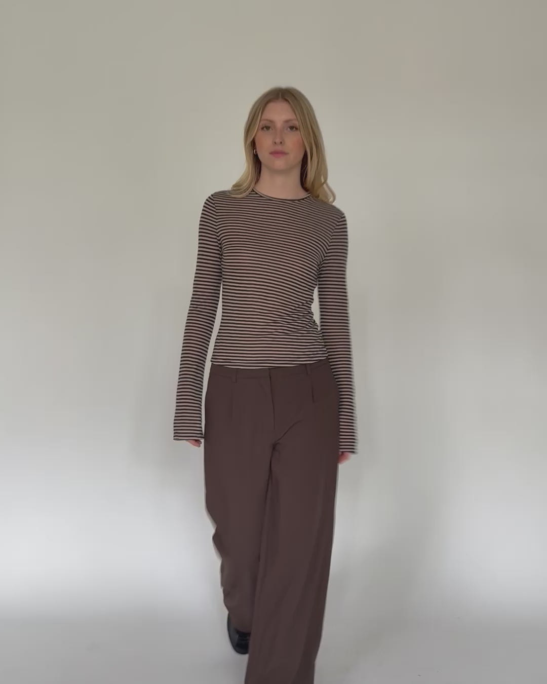 Gestreiftes Langarmshirt mit Rundhalsauschnitt in Bewegung