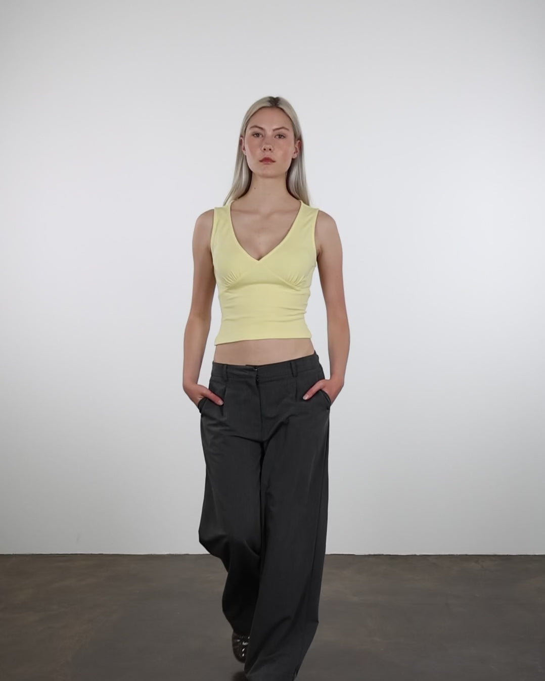 Basic Top mit V-Ausschnitt in Bewegung