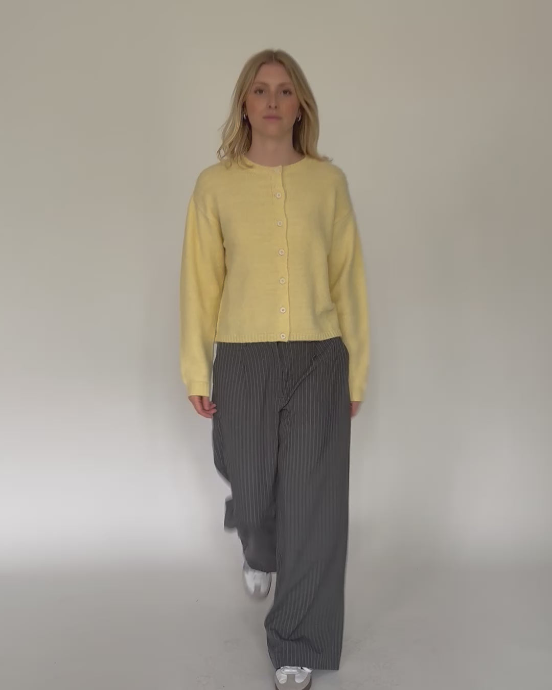 Strickjacke mit Rundhalsausschnitt in Bewegung