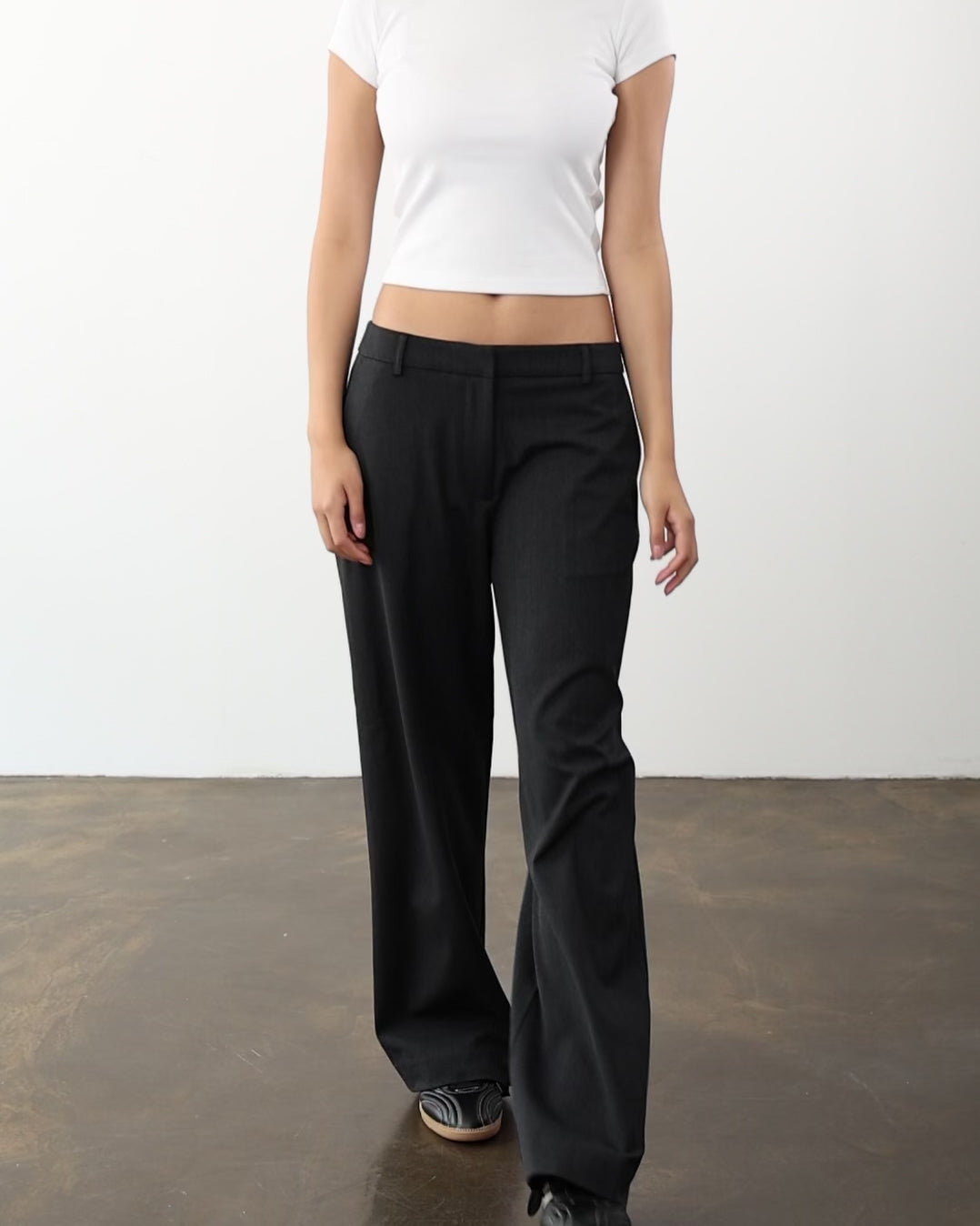 Klassische Anzughose mit geradem Bein in Bewegung