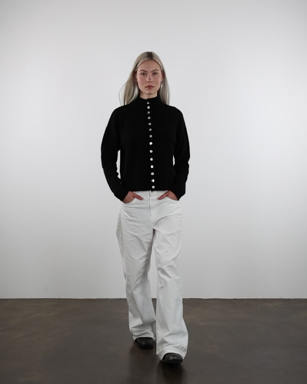 Strickjacke mit Stehkragen in Bewegung